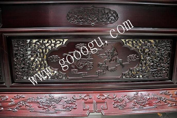 框架上雕刻的圖案生動(dòng)、形象，又賦吉祥之意！