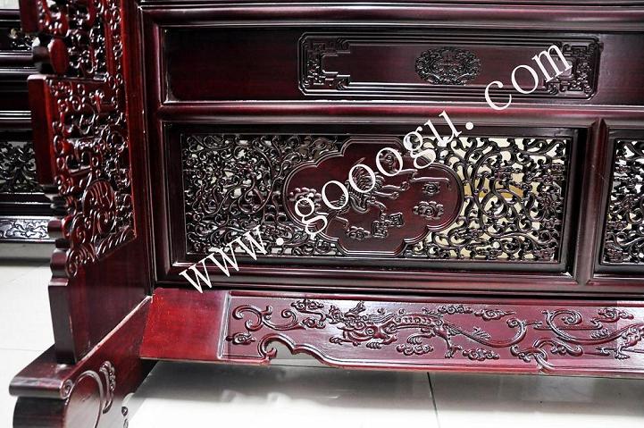 屏風(fēng)底座雕工精細(xì)、油漆的工藝細(xì)致！