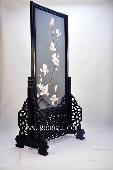 唐代詩人詠:“晨夕目賞白玉蘭,暮年老區(qū)乃春時(shí)”。若天天賞視玉蘭,嗅著濃郁的芳香,可人老心童,留住歲月,永著青春